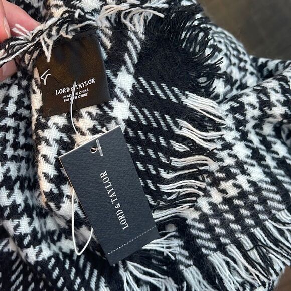 Lord & Taylor Oversized Scarf . Black/White . NEW - Picture 3 of 3